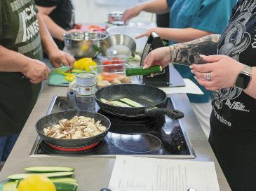 Especialistas sugieren recuperar gradualmente los horarios de comida y advierten que el café no sustituye los nutrientes de un desayuno balanceado. AFP