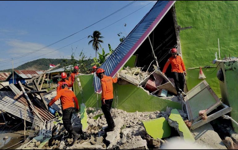 En las últimas 24 horas, el Gobierno indonesio subió de 53 a 68 el total de fallecidos por este sismo, que también causó heridas de variada gravedad a 213 personas. EFE/BASARNAS