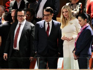 Foto de archivo de Andrés Manuel López Beltrán y José Ramón López Beltrán, hijos del ex presidente de México, Andrés Manuel López Obrador, dialogan con Claudia Sheinbaum, quien entonces era jefa de Gobierno electa de la CDMX. NOTIMEX/ ARCHIVO