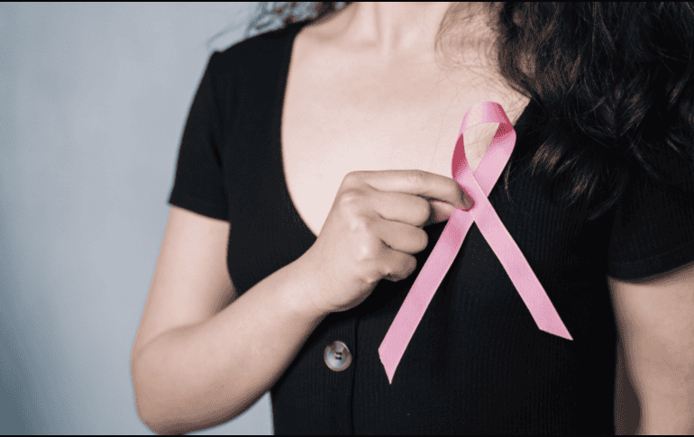 La evidencia médica reciente señala que el cáncer de mama antes de los 40 años difiere biológicamente del que enfrentan las mujeres mayores, presentándose a menudo con tumores más agresivos y tasas de supervivencia más bajas si no se detectan a tiempo. CANVA