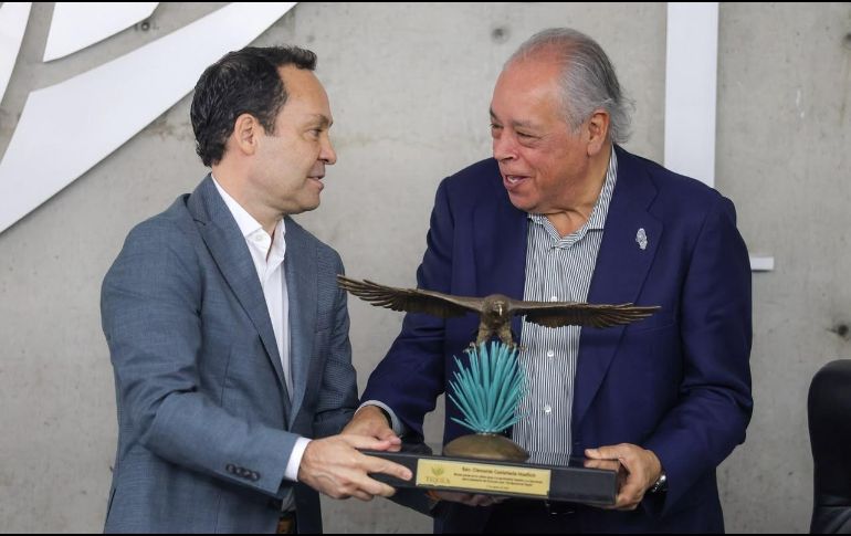 El senador Clemente Castañeda fue reconocido con el “Águila en Vuelo”, máximo galardón que otorga el Consejo Regulador del Tequila (CRT). EL INFORMADOR / A. NAVARRO