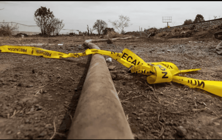 Los elementos castrenses localizaron, adheridos en el ducto de Pemex, cuatro tomas clandestinas, y al seguir las mangueras, localizaron un centro de acopio. EL INFORMADOR / ARCHIVO