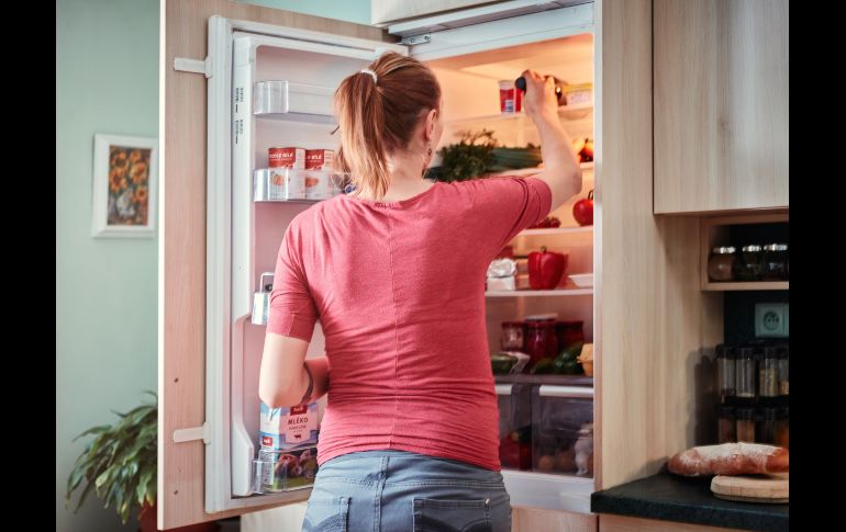 Descubre por qué guardar refrescos y productos pesados en la puerta del refrigerador daña las bisagras, afecta el sellado hermético y aumenta tu recibo de luz. ESPECIAL/PEXELS