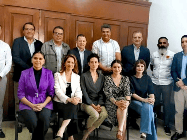 En la reunión estuvieron presentes los integrantes de la Junta de Coordinación Política, conformada por las presidencias de los grupos parlamentarios y las representaciones parlamentarias. ESPECIAL