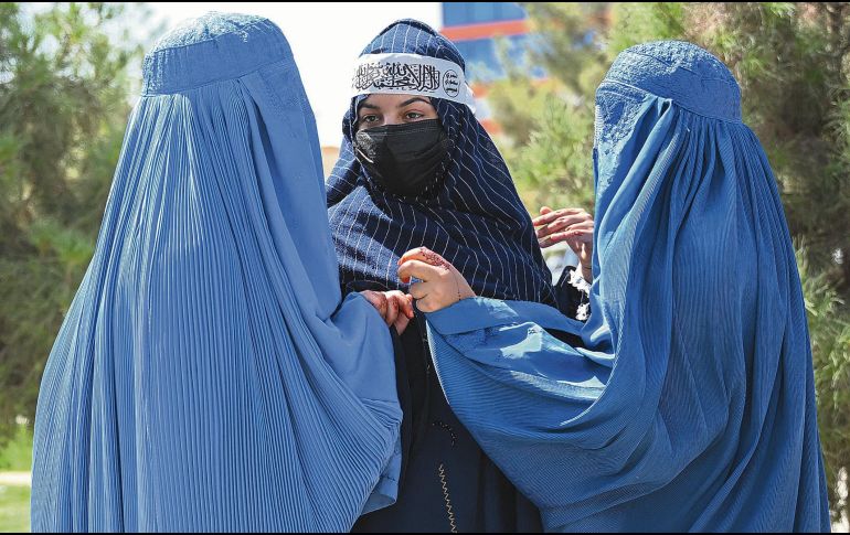 Mujeres de Kandahar durante las celebraciones por el quinto aniversario del regreso de los talibanes.  AFP