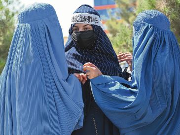 Mujeres de Kandahar durante las celebraciones por el quinto aniversario del regreso de los talibanes.  AFP
