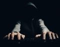 Delincuentes se hacen pasar por familiares, amigos o conocidos de una persona para solicitar transferencias o préstamos a su nombre. UNSPLASH/Sasun Burghdaryan