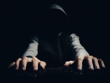 Delincuentes se hacen pasar por familiares, amigos o conocidos de una persona para solicitar transferencias o préstamos a su nombre. UNSPLASH/Sasun Burghdaryan