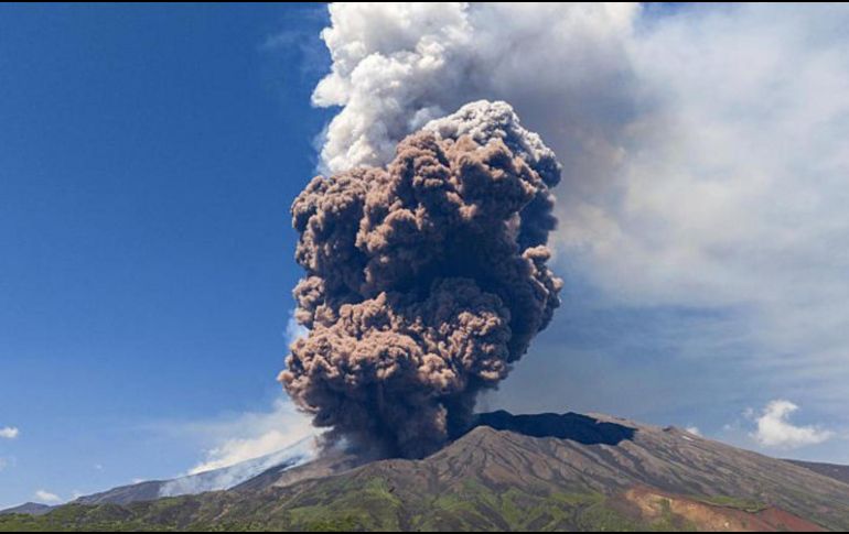 La reactivación del volcán se produjo apenas un día después de un trágico incidente ocurrido en sus laderas. AP/ARCHIVO