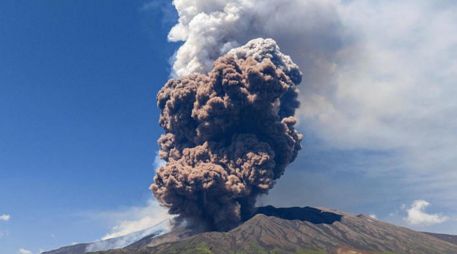 La reactivación del volcán se produjo apenas un día después de un trágico incidente ocurrido en sus laderas. AP/ARCHIVO