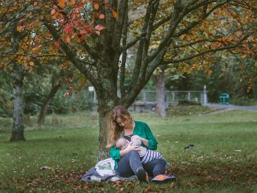 El trabajo desde casa impone una doble carga a las madres primerizas, reduciendo las tasas de lactancia frente a quienes laboran en oficinas. UNSPLASH / D. Clubb