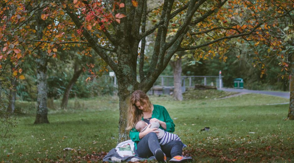 El trabajo desde casa impone una doble carga a las madres primerizas, reduciendo las tasas de lactancia frente a quienes laboran en oficinas. UNSPLASH / D. Clubb