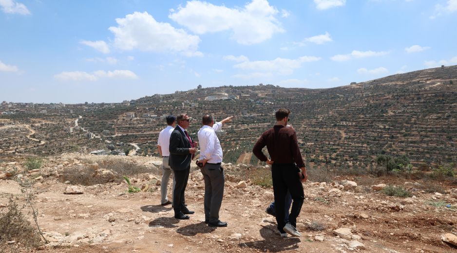 El embajador de los Países Bajos en Palestina, Michel Rentenaar (segundo por la izquierda), visita la zona donde las viviendas han estado sitiadas por colonos israelíes durante más de una semana en la localidad de Qusra, al sur de Nablus, en Cisjordania, el 18 de agosto de 2026. EFE/. BADARNEH
