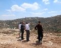 El embajador de los Países Bajos en Palestina, Michel Rentenaar (segundo por la izquierda), visita la zona donde las viviendas han estado sitiadas por colonos israelíes durante más de una semana en la localidad de Qusra, al sur de Nablus, en Cisjordania, el 18 de agosto de 2026. EFE/. BADARNEH