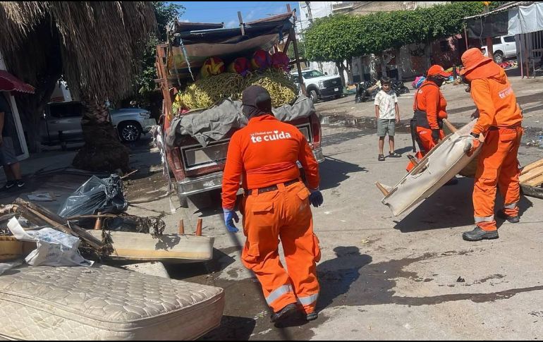 Los escuadrones de limpieza de Guadalajara Limpia también participaron en las labores, principalmente en las calles Hacienda Ciénega de Mata y Hacienda de los Cedros. CORTESÍA