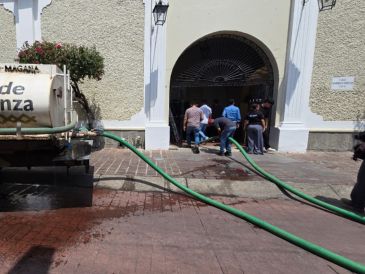 Ante el corte, el Ayuntamiento de Tlaquepaque abasteció mediante pipas el aljibe del Centro, con capacidad de 50 mil litros, y los ocho tinacos del inmueble. ESPECIAL/Ayuntamiento de Tlaquepaque