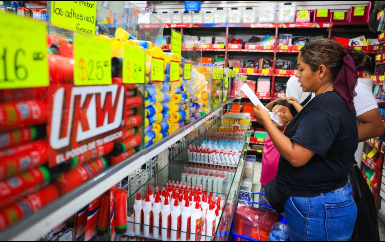 Padres de familia abarrotan las papelerías del Centro de Guadalajara para surtir las listas escolares ante el próximo regreso a clases. EL INFORMADOR/ J. ACOSTA.