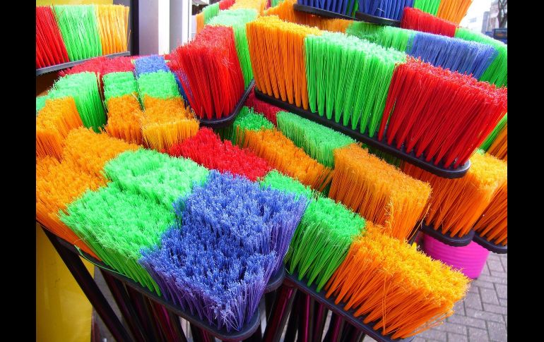 Conoce cómo limpiar las zonas altas del hogar y combatir las telarañas mediante un sencillo truco de limpieza que requiere únicamente una escoba y un paño húmedo. ESPECIAL/PEXELS