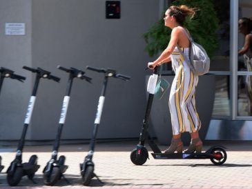 El uso de scooters eléctricos se convirtió en un medio de transporte accesible en la Ciudad de México. AFP/ARCHIVO