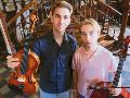 Pablo y Alejandro Turlo, conocidos artísticamente como los Violincheli Brothers, posan con sus instrumentos (violín y violonchelo). CORTESÍA