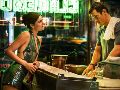 Monica Barbaro y Callum Turner encabezan una comedia romántica que convierte una regla absurda en una oportunidad para hablar sobre el deseo de conectar. ESPECIAL