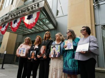 Familiares de jóvenes presuntamente afectados por las redes sociales muestran los nombres de casi 400 personas durante el inicio del juicio contra Meta, en Oakland, California. EFE/K.Shim-Ly
