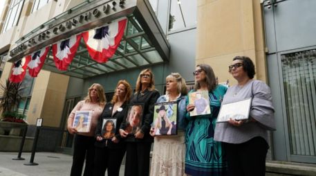 Familiares de jóvenes presuntamente afectados por las redes sociales muestran los nombres de casi 400 personas durante el inicio del juicio contra Meta en Oakland, California. EFE/K.Shim-Ly