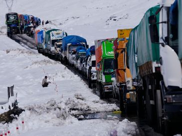 El tránsito vehicular fue interrumpido por la nieve a las afueras de La Paz. AP / J. Karita