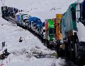 El tránsito vehicular fue interrumpido por la nieve a las afueras de La Paz. AP / J. Karita