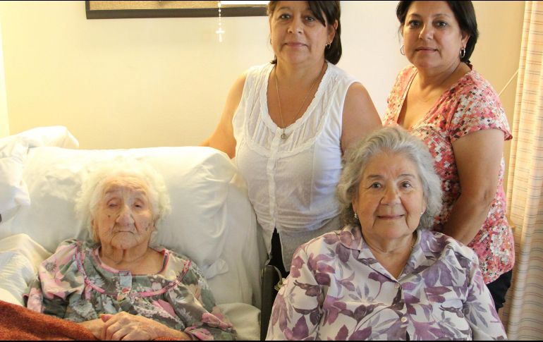 Soledad Mexia fue la mujer mexicana de mayor edad. Nació en 1899 y murió en 2013 a los 114 años. En la foto posa con hija y sus nietas. EFE/Archivo