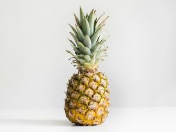 La piña que te comes se forma alrededor del tallo y el característico patrón de la cáscara se forma cuando pequeñas flores que le rodean se secan. UNSPLASH / J. PIANETTI