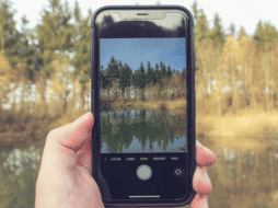 Las nuevas tecnologías de los celulares permiten el reconocimiento automático de sujetos, la optimización de escenas en tiempo real y mejoras significativas en condiciones de poca luz, facilitando que cualquier persona obtenga resultados impresionantes sin tener conocimientos técnicos avanzados. CANVA