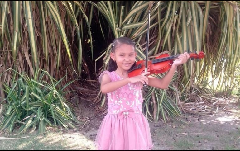 Romina Rivera Cruz, destacada violinista de 9 años, falleció en Venezuela tras complicaciones por fibrosis quística. Su madre denunció negligencia médica durante su hospitalización. INSTAGRAM/romirivera1616