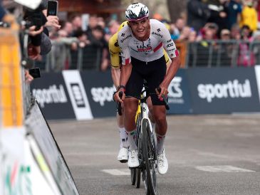 El mexicano Isaac del Toro recorta seis segundos al líder Louis Barré en la Vuelta a Alemania. EFE