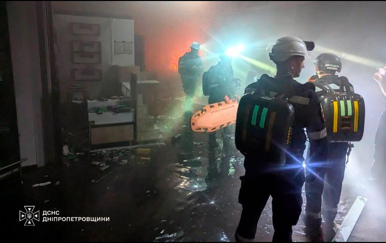 Según el Servicio Estatal de Emergencias (DSNS), las labores para extinguir el incendio y las operaciones de búsqueda y rescate continúan. EFE/Cuenta de X de Volodimir Zelenski