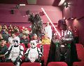 La Academia de Hollywood busca que la gente vuelva a disfrutar de las salas de cine, como ocurrió en esta función con fans de “Star Wars”. AFP