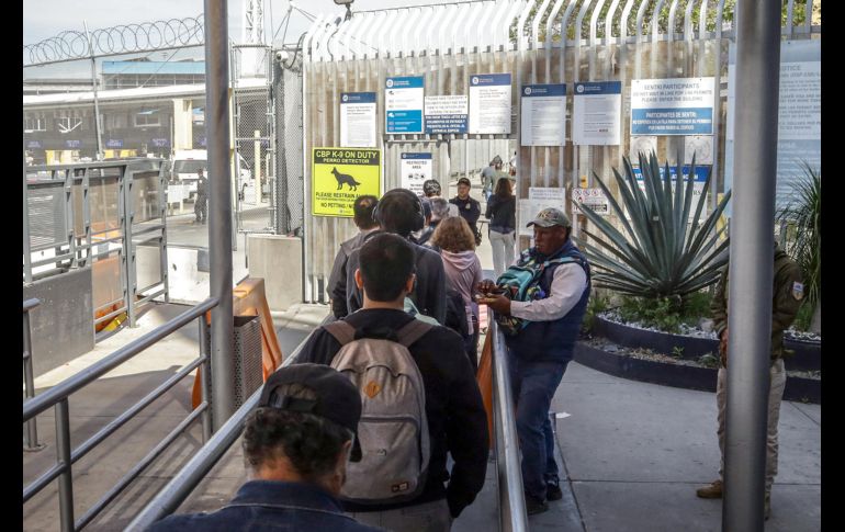 Personas hacen fila para cruzar hacia Estados Unidos este jueves, en la Garita Internacional San Ysidro, en Tijuana, Baja California. EFE/J. Terríquez