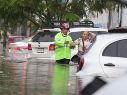 Ante las inundaciones, Protección Civil implementó operativos ante los autos que se quedaron varados por las inundaciones. ESPECIAL/Protección Civil Guadalajara