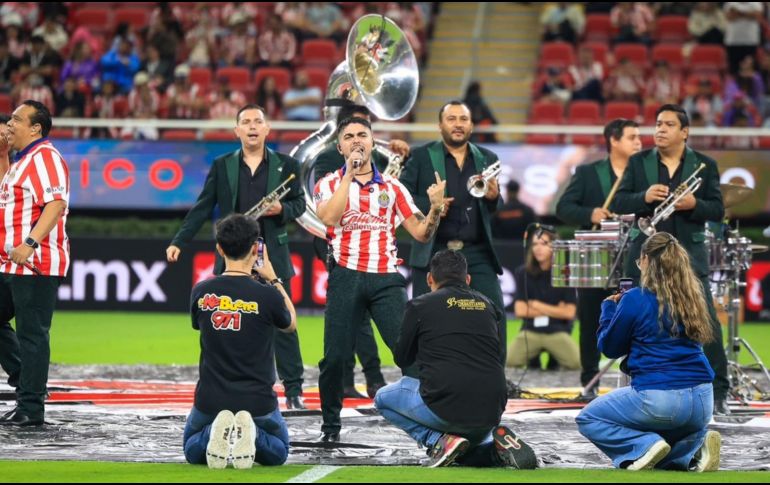 Durante el medio tiempo, la banda “Los Sebastianes” apareció en la cancha para ofrecer un espectáculo musical en vivo. EL INFORMADOR/J . Acosta