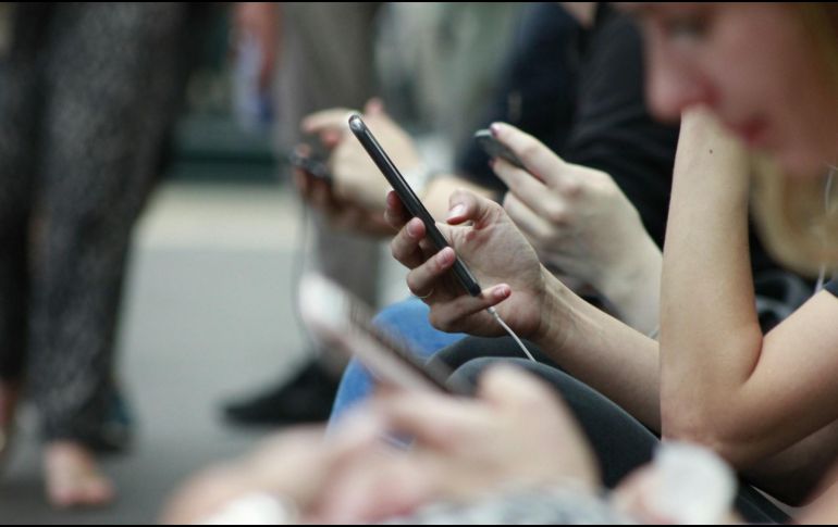 El uso de celulares entre menores crece en México, mientras expertos advierten sobre sus efectos en el bienestar emocional. UNSPLASH.
