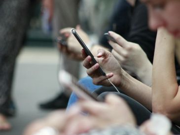 El uso de celulares entre menores crece en México, mientras expertos advierten sobre sus efectos en el bienestar emocional. UNSPLASH.