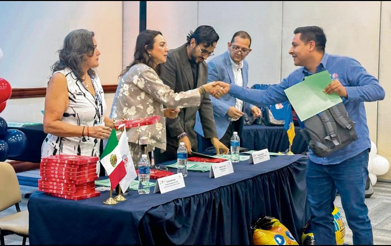 Autoridades del gobierno participaron en la entrega de reconocimientos a decenas de alumnos de primaria y secundaria, así como a papás de menores que no asistieron. ESPECIAL