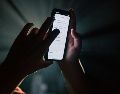 El uso del celular antes de dormir inhibe la producción de melatonina debido a la luz azul. Conoce los efectos en tu cerebro y los mejores consejos para mejorar tu higiene del sueño hoy mismo. Unsplash