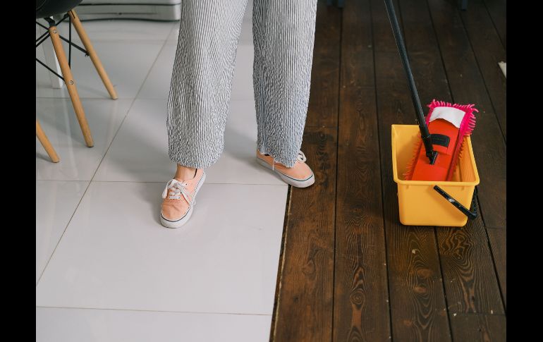 Trapear con vinagre blanco es una tendencia al alza. Gracias a su ácido acético, elimina la mugre, neutraliza olores y aleja insectos. ESPECIAL/PEXELS