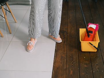 Trapear con vinagre blanco es una tendencia al alza. Gracias a su ácido acético, elimina la mugre, neutraliza olores y aleja insectos. ESPECIAL/PEXELS