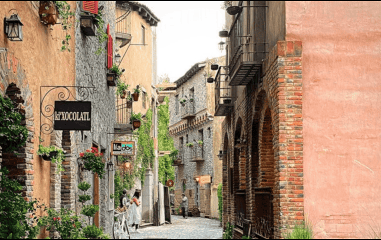 Este lugar es un desarrollo inmobiliario en Tlaxcala que simula un pueblo italiano, que ofrece restaurantes, galerías y hoteles boutique, además la entrada es gratuita. ESPECIAL Val'Quirico