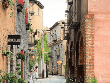 Este lugar es un desarrollo inmobiliario en Tlaxcala que simula un pueblo italiano, que ofrece restaurantes, galerías y hoteles boutique, además la entrada es gratuita. ESPECIAL Val