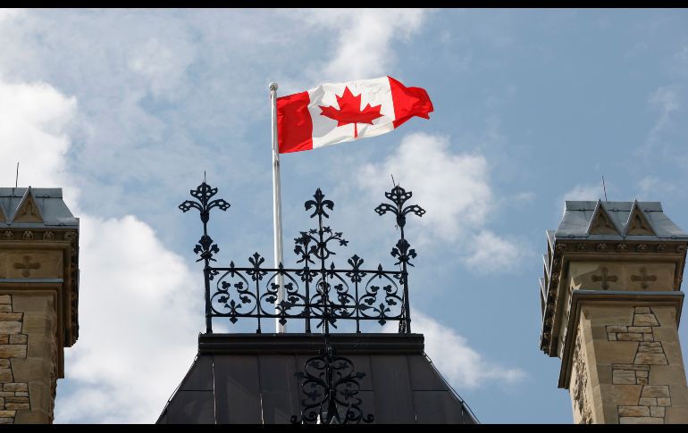 La bandera canadiense ondea el sábado 22 de agosto de 2026 en la Colina del Parlamento, Ottawa. AP/P. Doyle