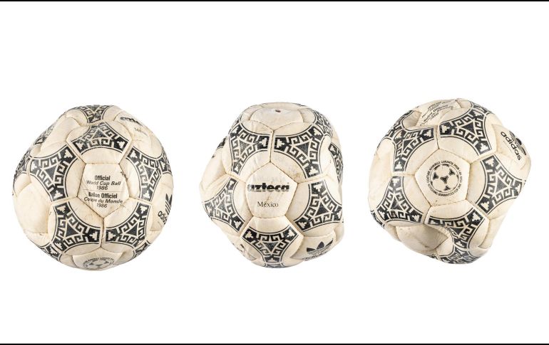 La pelota está directamente relacionada con uno de los episodios más polémicos de la carrera de Maradona y de la Copa del Mundo. EFE / Heritage Auctions