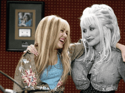 La historia de Dolly Parton y Miley Cyrus tiene un elemento que parece sacado de una película: primero se convirtieron en familia por elección y después descubrieron que también estaban unidas por la genealogía. ESPECIAL